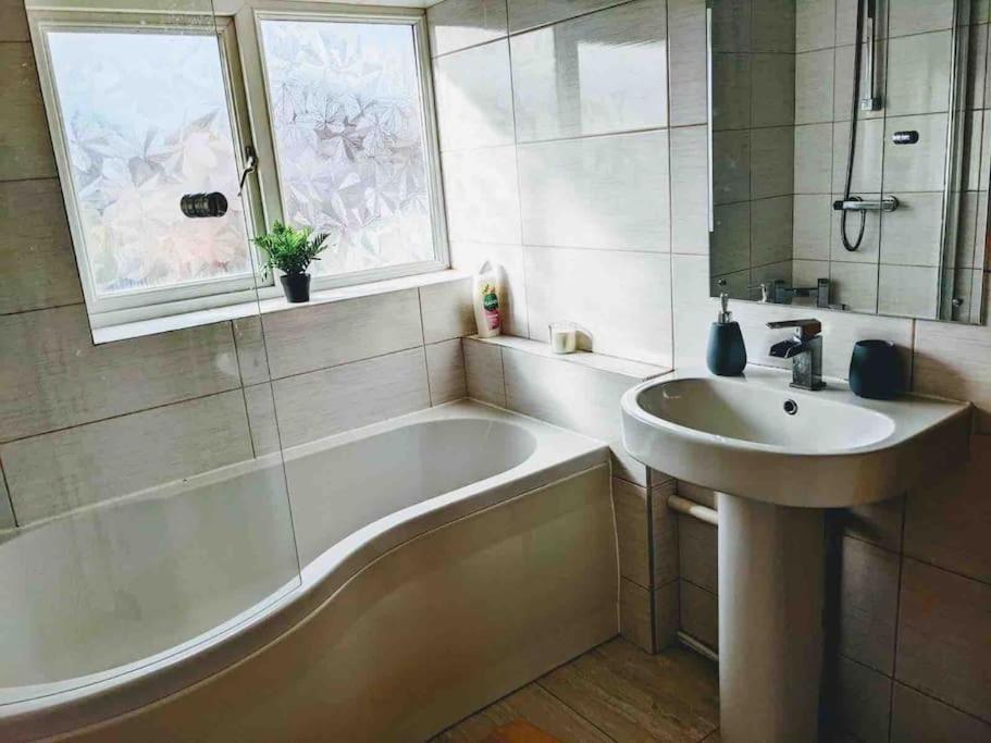 Hidden Gem !Stunning 3 Bedroom Home In Sheffield Handsworth Экстерьер фото