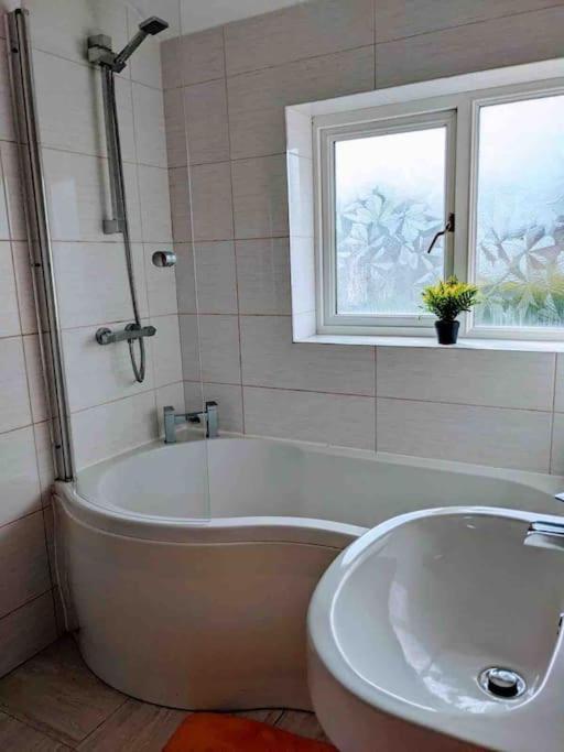 Hidden Gem !Stunning 3 Bedroom Home In Sheffield Handsworth Экстерьер фото